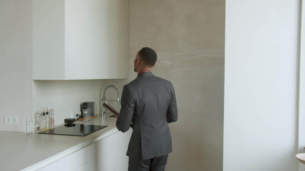 부동산 에이전트 가 집 을 보여 준다