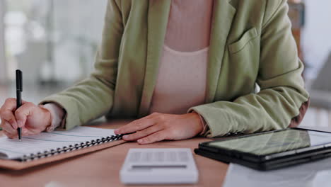 Mujer-De-Negocios,-Manos-Y-Calculadora-En-Finanzas