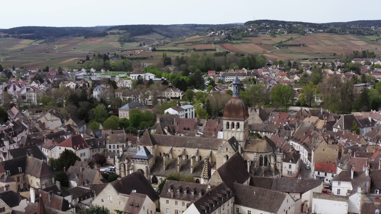 una histórica ciudad francesa se sienta humildemente al pie de las colinas cubiertas de viñedos