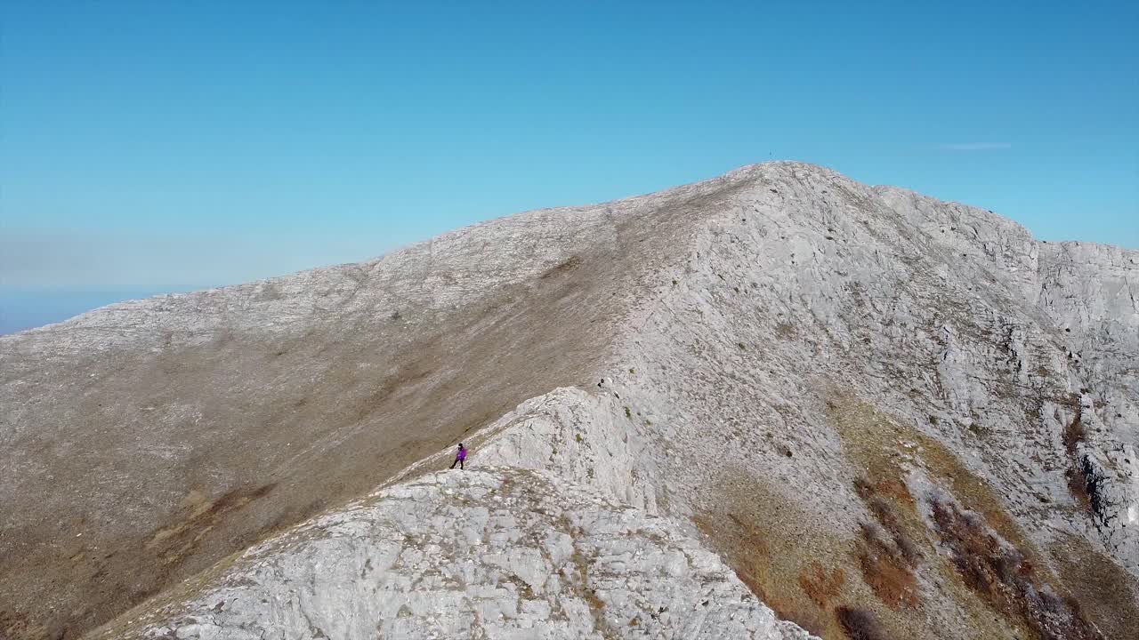 산 드론 샷의 가장자리에 서있는 사람