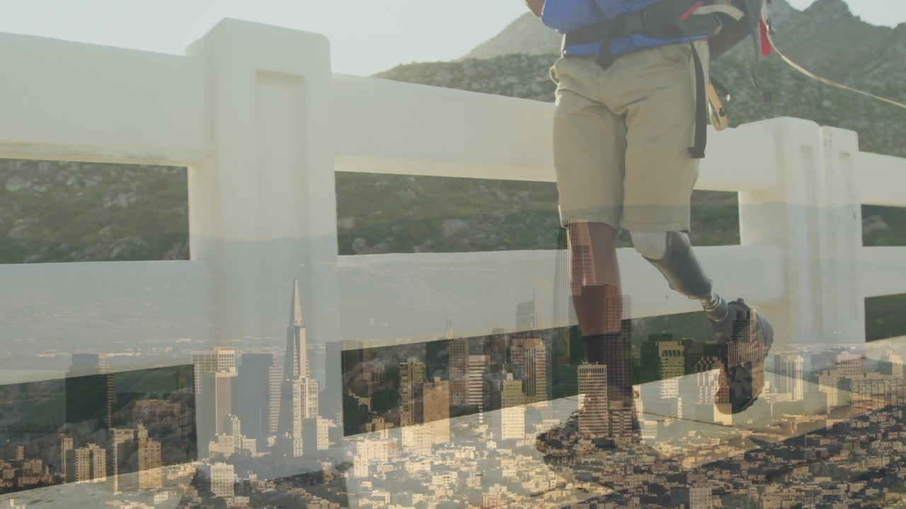 animación del paisaje urbano sobre un hombre afroamericano discapacitado con pierna artificial caminando