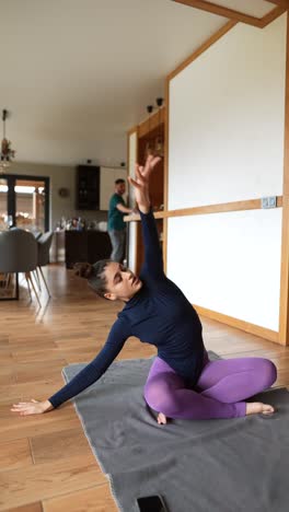 mujer practicando yoga en casa