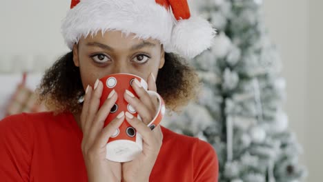 mujer joven disfrutando de un café caliente en navidad