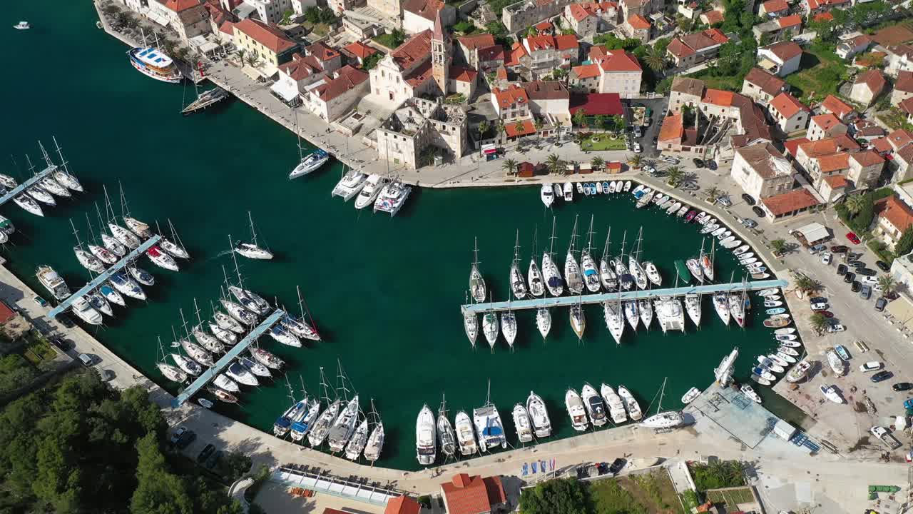 Yacht e barche a vela ormeggiati al porto turistico e al molo vicino al villaggio di Milna sull'isola croata di Brač