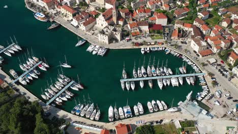 yates y veleros amarrados en el puerto deportivo y el embarcadero cerca del pueblo de milna en brac, isla croata