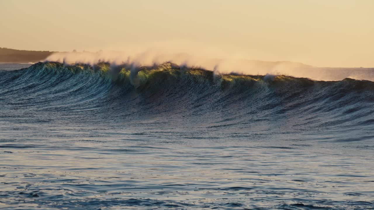 hermosas olas del océano en cámara lenta chocando y rompiendo en la orilla del mar en hawaii