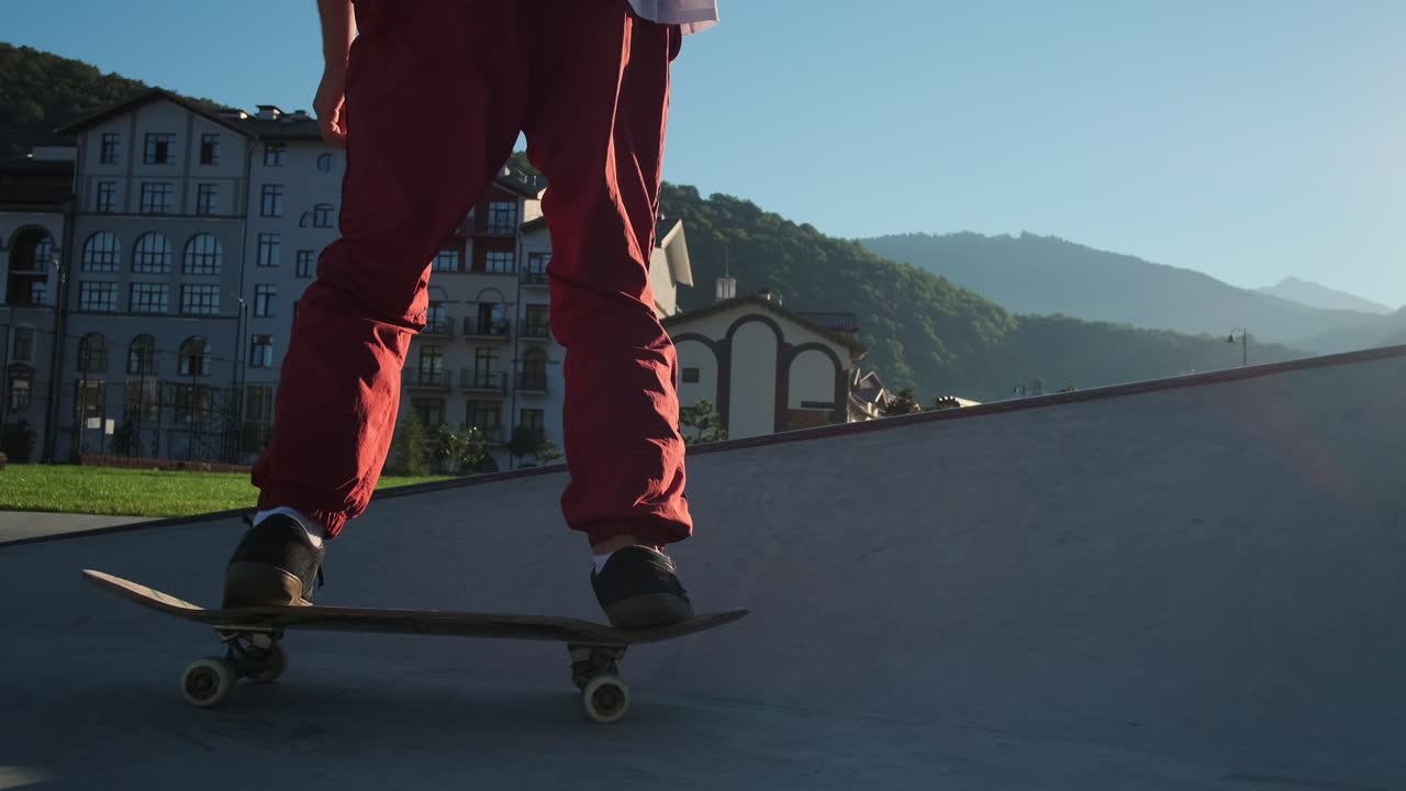 야외 스케이트파크 에서 스케이트보드를 타는 것