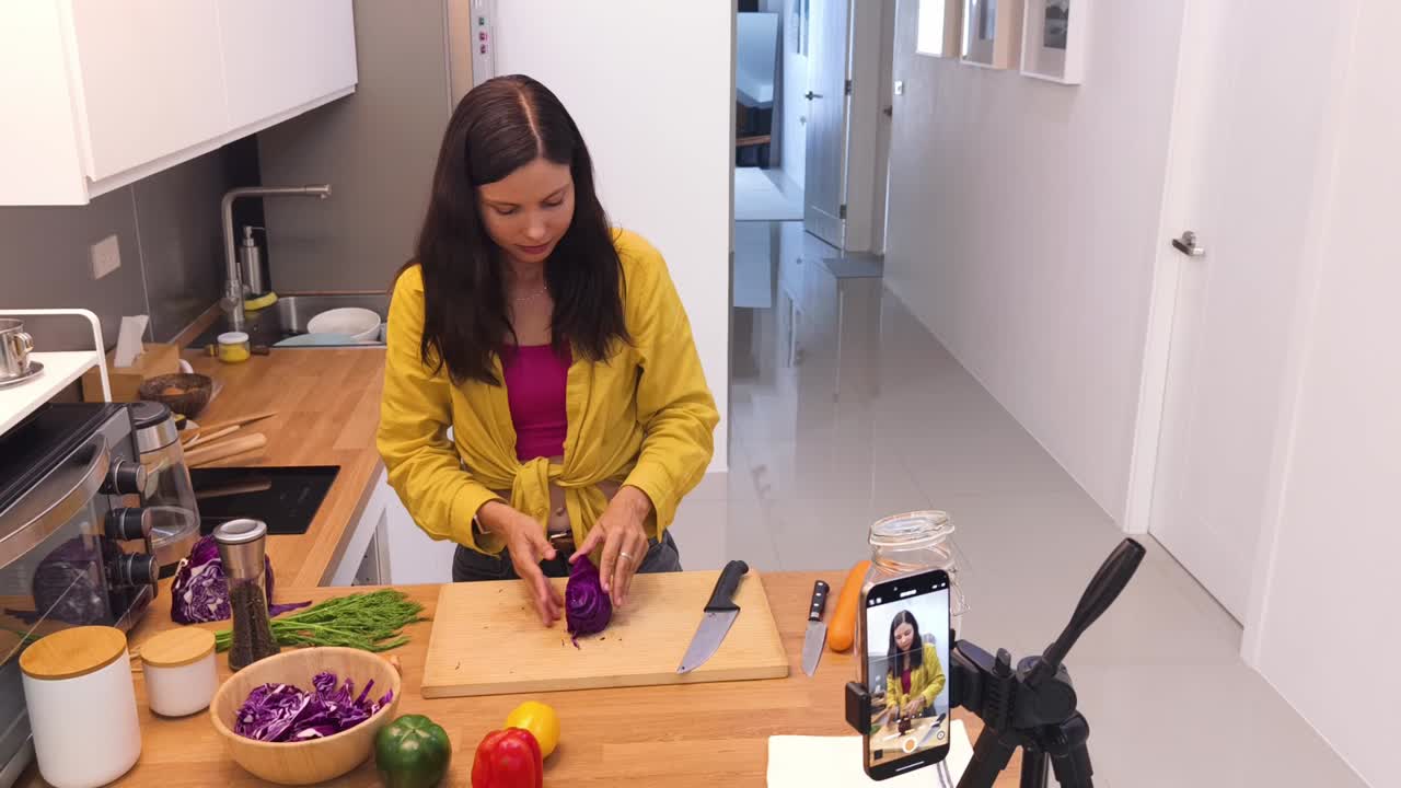 mujer demostrando la preparación de la receta de repollo rojo