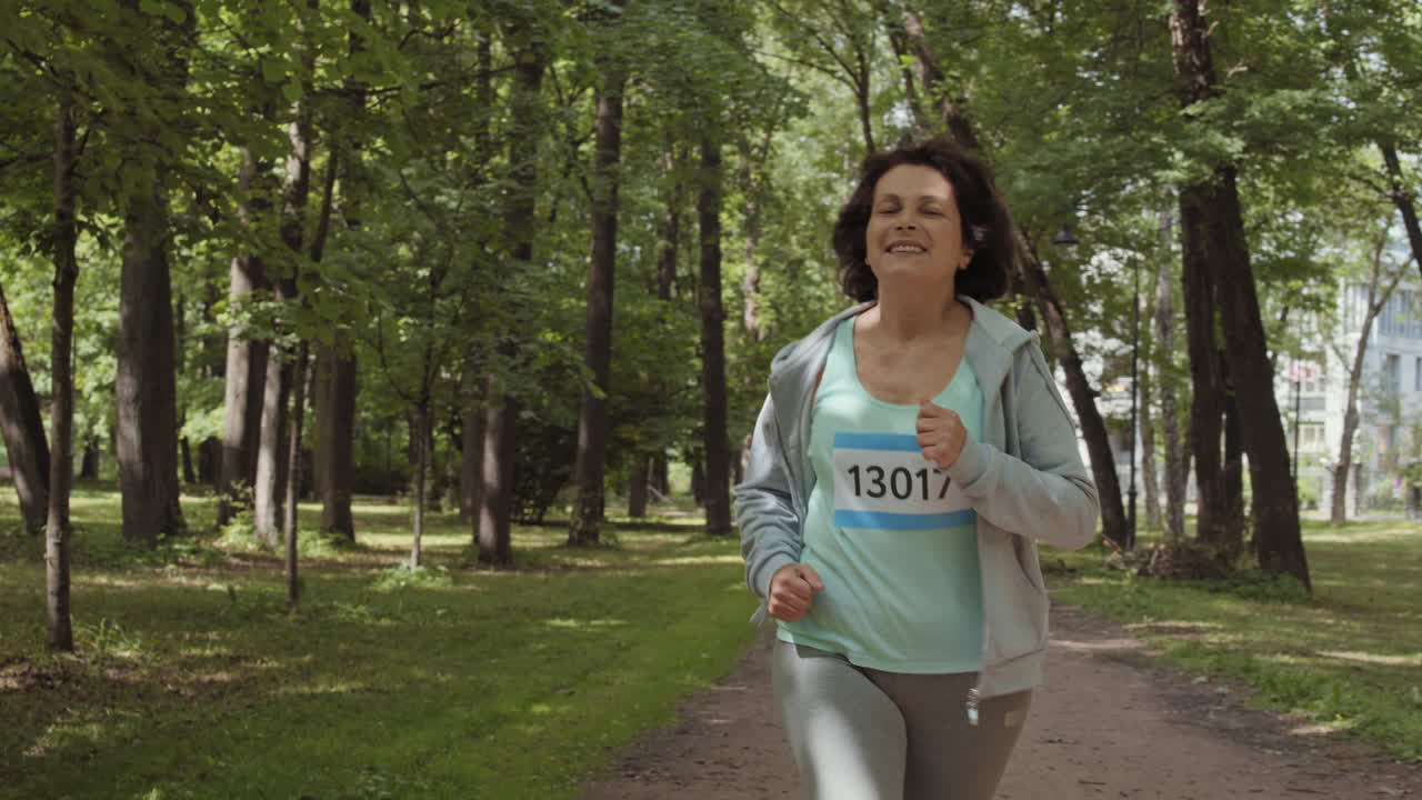 una mujer mayor corriendo en el parque.