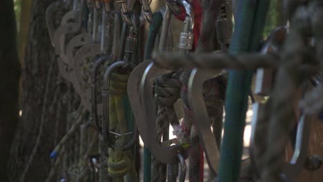 carabineras de escalada y cuerdas de escalada para deportes extremos en parques de aventuras