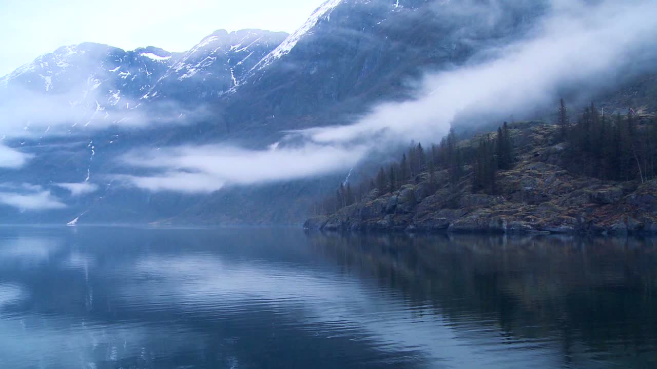 toma panorámica a través de un fiordo de niebla en noruega