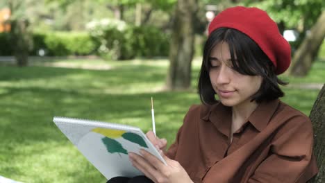mujer disfruta de la pintura