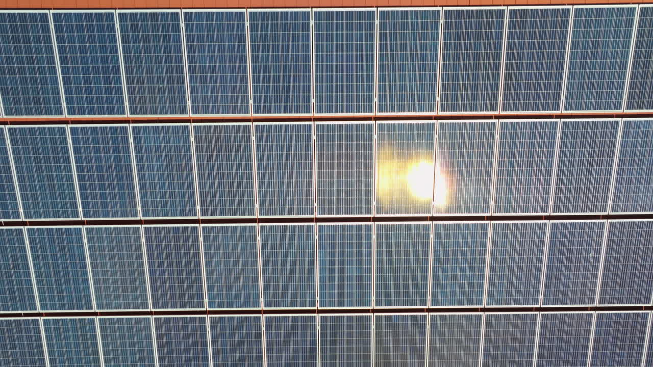 el sol se refleja en los paneles solares en el techo de la casa