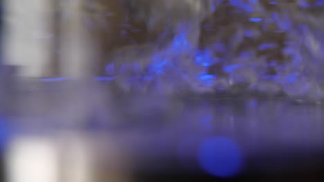 primer plano abstracto del agua con luz azul