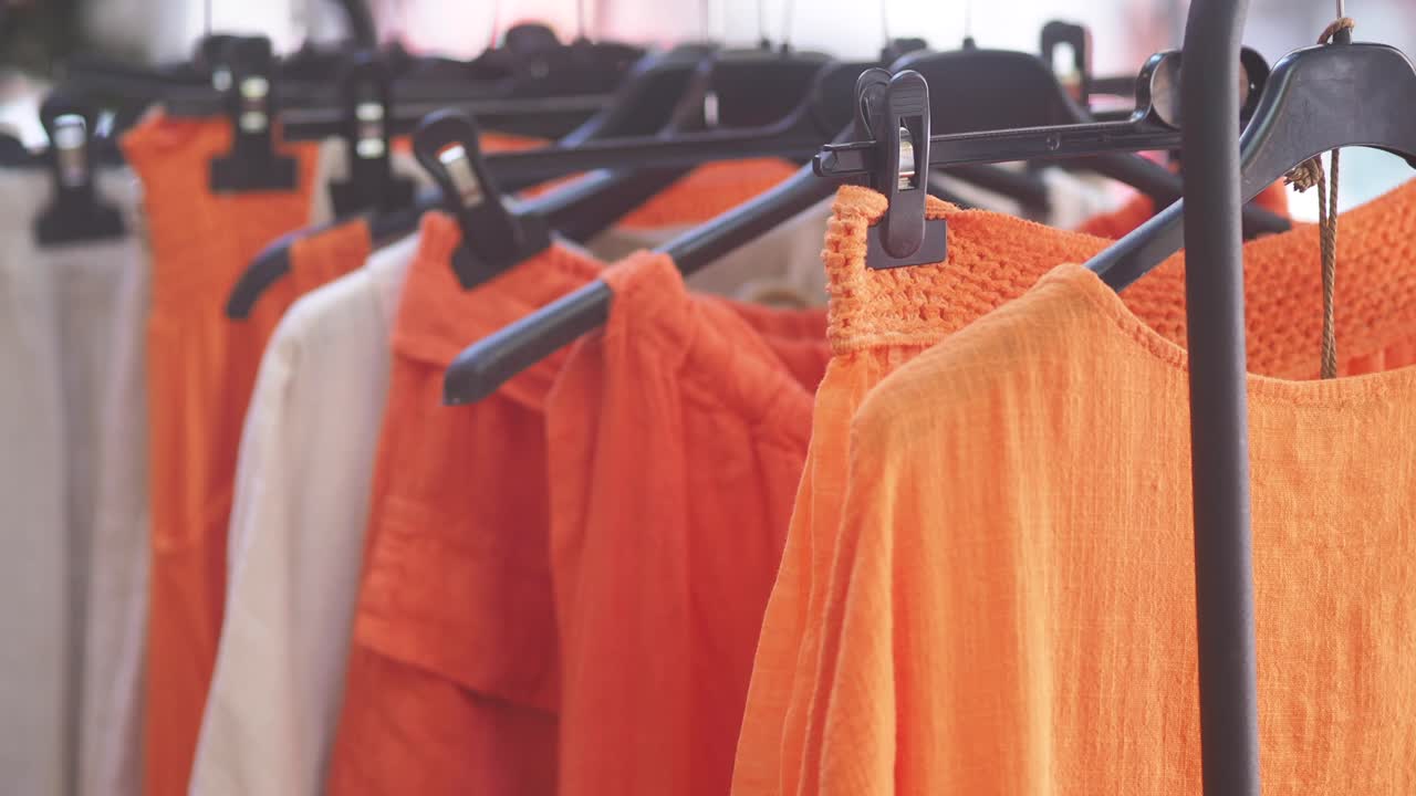 Ropa en perchas