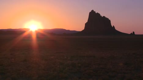 Lapso-De-Tiempo-De-La-Atardecer-Detrás-De-Shiprock-Nuevo-México