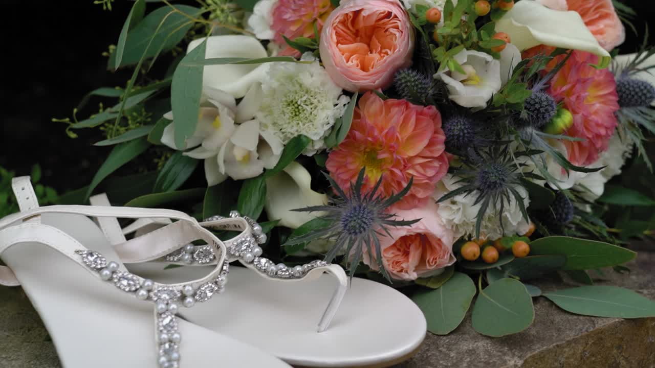 hermoso arreglo de ramo de flores con lirios blancos y otras flores rosadas y moradas