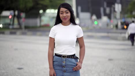 Una-Joven-Morena-Sonriente-Con-El-Pelo-Largo-Parada-En-La-Calle