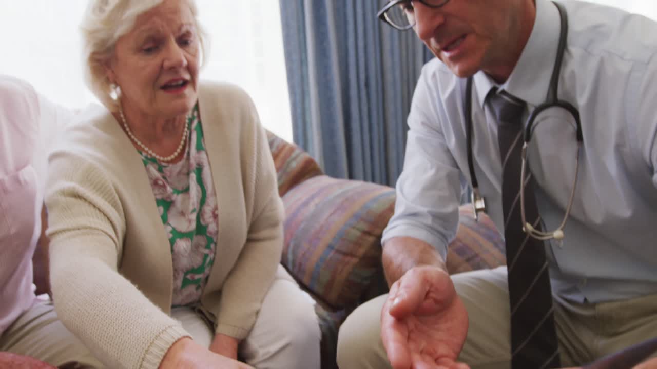 노인 집 에서 의사 와 대화 하는 노인 부부