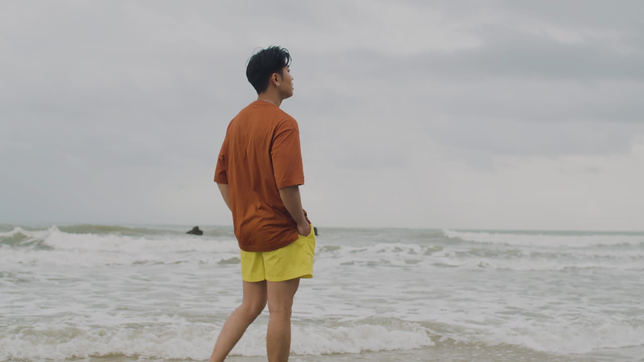 해변에 있는 남자