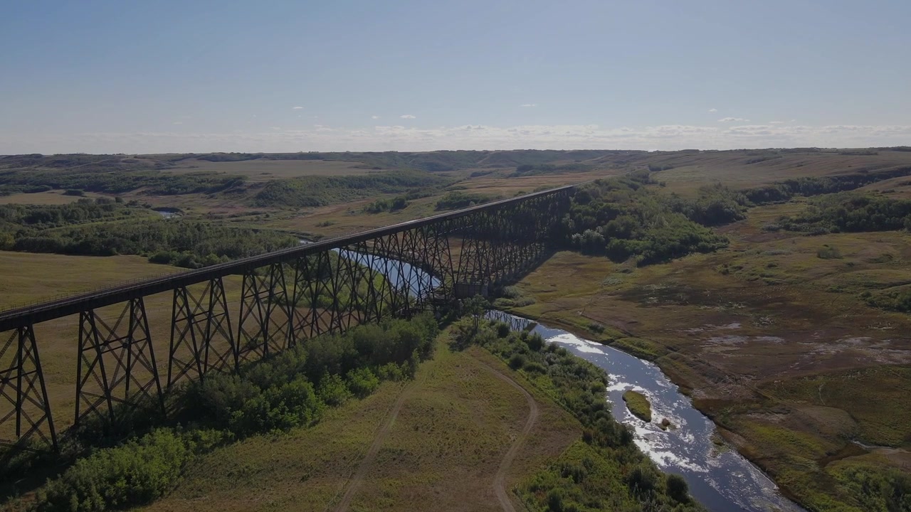 Imagens aéreas da Ponte Trestle do Rio Battle, Alberta Rural 4K.