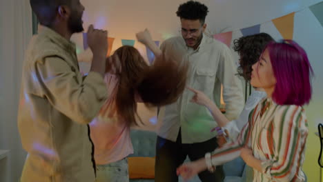 amigos bailando en una fiesta
