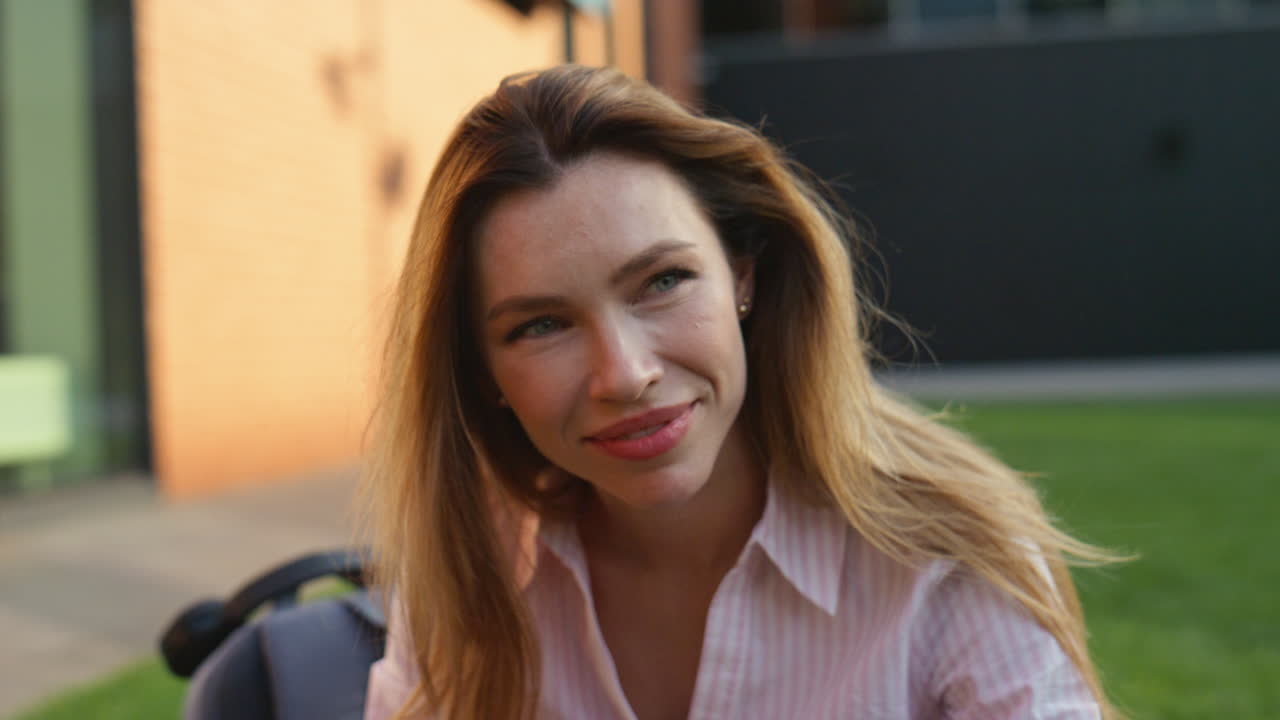 Nærbillede af attraktiv model, der hviler og lytter til sin partner på en date. Par nyder picnic.