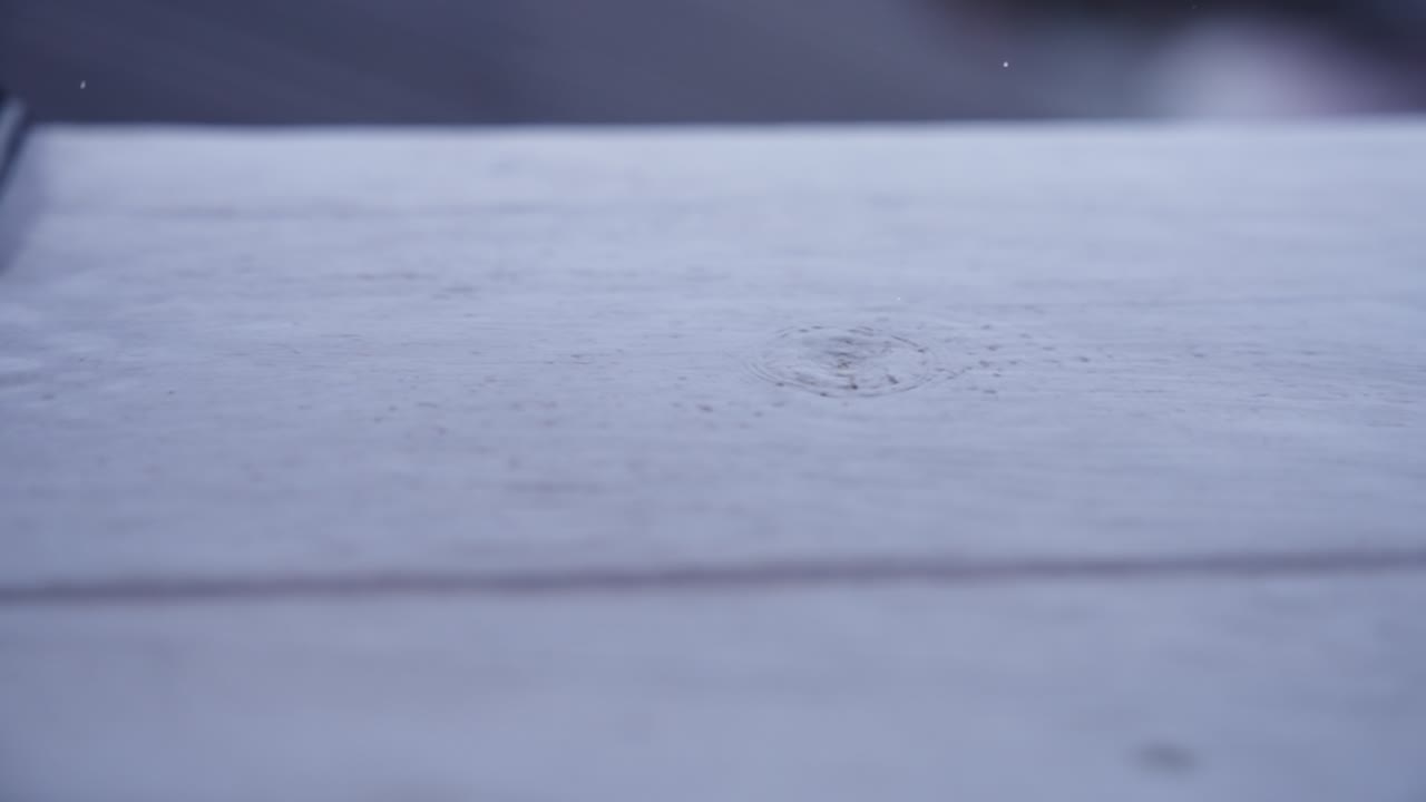 테라스 나무 바닥에 방울