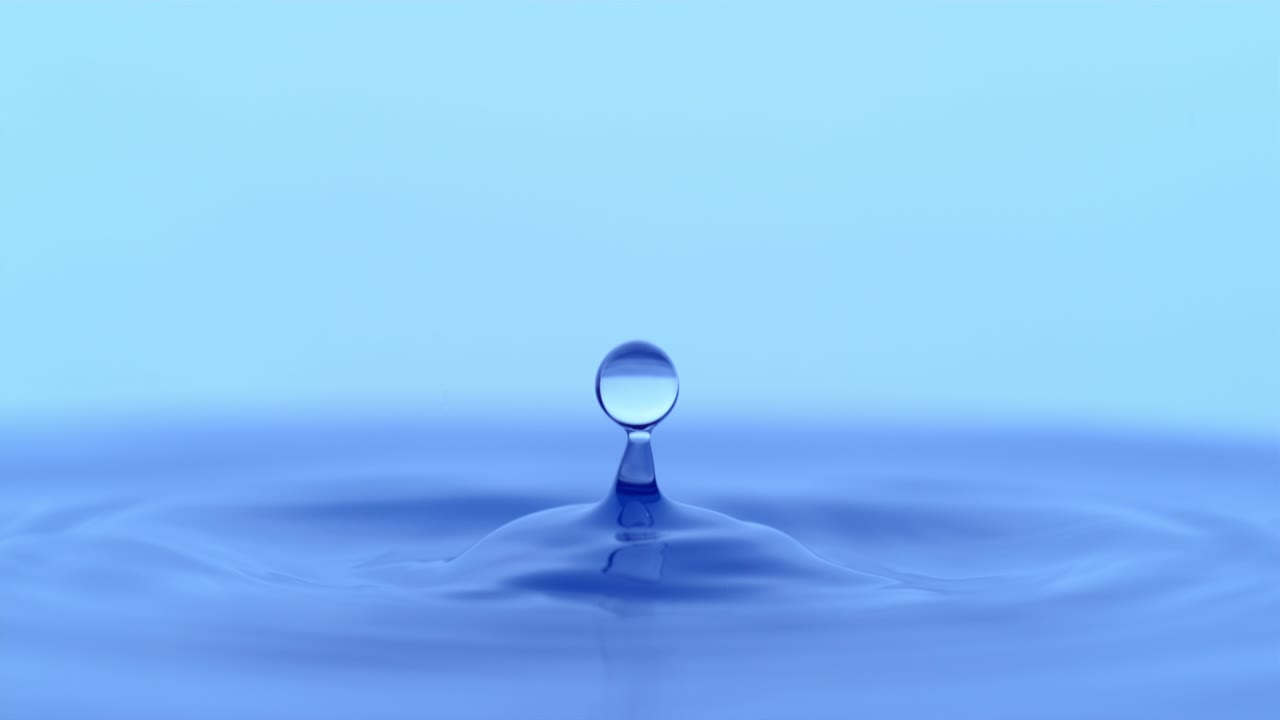 천천히 움직이는 물방울