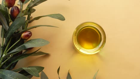 aceite de oliva en un pequeño cuenco de vidrio