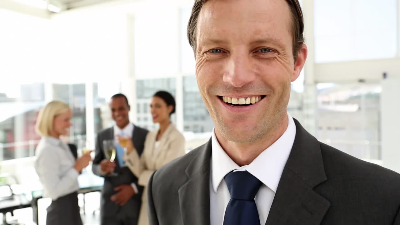hombre de negocios confiado levantando una copa
