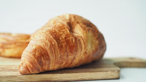 primer plano de un croissant en una tabla de madera