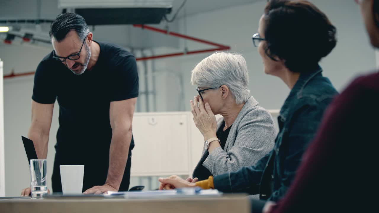 회의 에서 문서 를 검토 하는 사업가 들