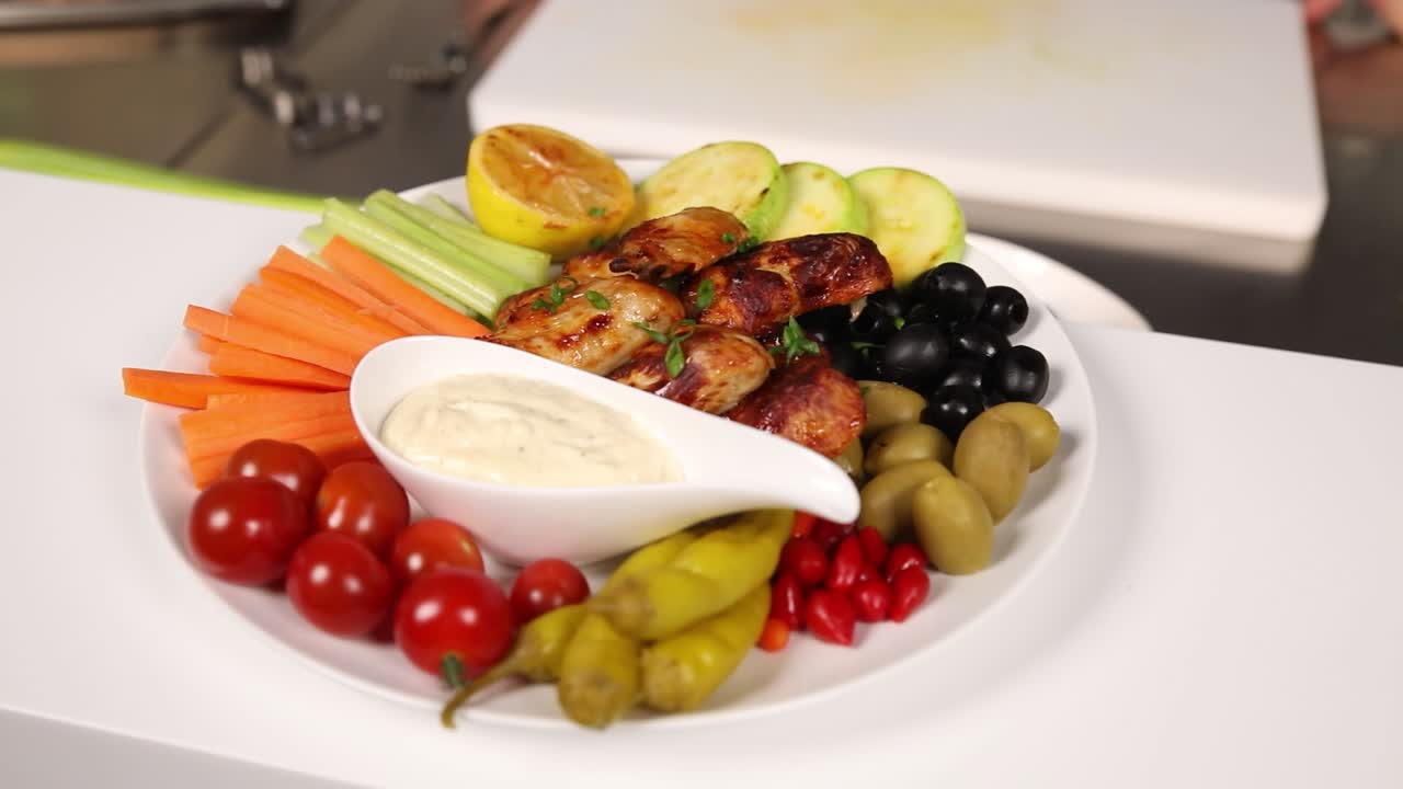 Chicken Wings with Vegetables and Dip