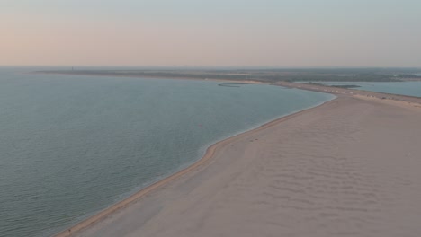 drone cinemático - toma panorámica aérea de la playa de arena natural al atardecer con turistas y personas con buggykiting en zelanda en el mar del norte, países bajos, 25p
