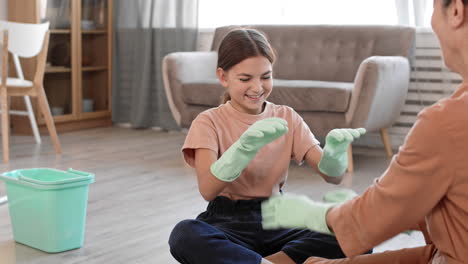 madre e hija jugando durante la limpieza del apartamento