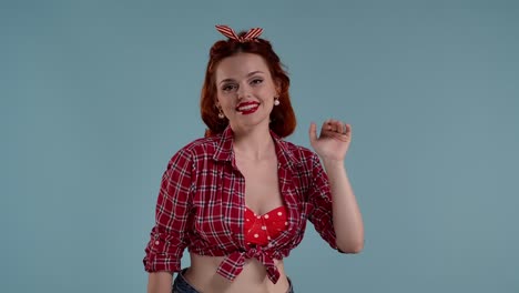 una chica pin-up en estilo retro.