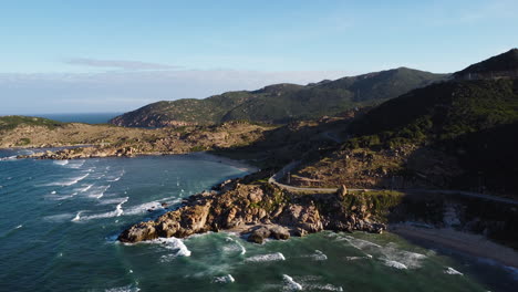 paisaje marino aéreo de la bahía oceánica con montañas formación de acantilados de roca de la costa de vietnam, destino de vacaciones tropical de asia