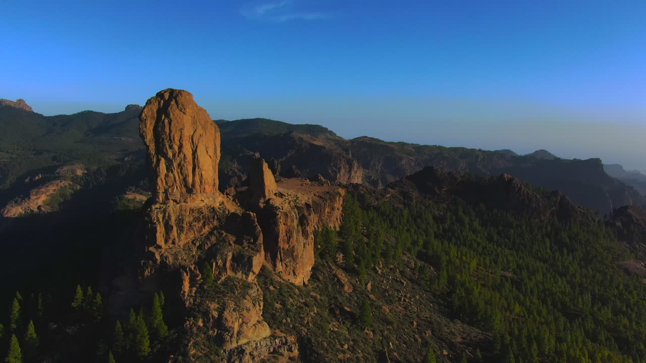 바람에 날개: 그란 카나리아의 해가 지는 빛에서 roque nublo의 공중 관점