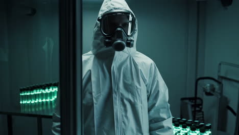 científico con equipo de protección en un laboratorio