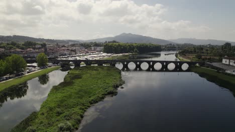 Medieval-many-arched-stone-bridge-over-Lima-river,-Ponte-de-Lima