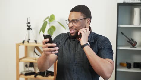 Schöner-Afrikanischer-Mann-Mit-Smartphone-Kopfhörern