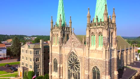 zumbando junto a una hermosa iglesia en hazleton, pennsylvania y revelando la ciudad en el fondo