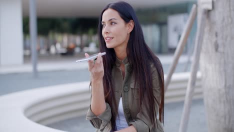 joven usando su teléfono inteligente en la ciudad