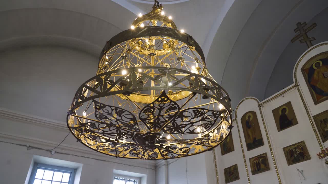 교회 에서 장식 된 금 들리어