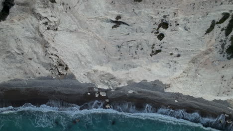 Blick-Von-Der-Klippe-Auf-Die-Küste-In-Der-Nähe-Des-Aphrodite-Felsens,-Mit-Wellen,-Die-Gegen-Die-Felsigen-Klippen-Schlagen-Und-Eine-Dramatische-Meereslandschaft-Unter-Einem-Bewölkten-Himmel-Schaffen