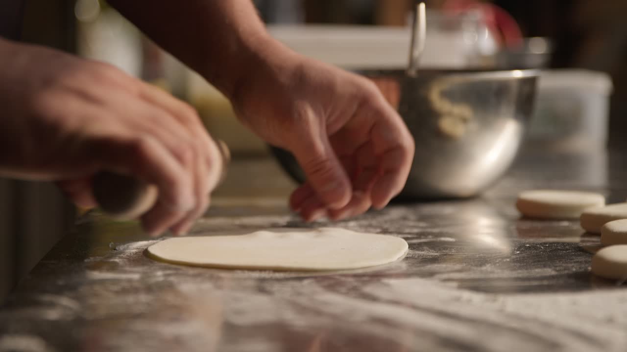 приготовление алу паратха, паратха, роти, чапати панджаб, раскатка теста руками