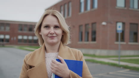 Retrato-De-Una-Profesora-En-El-Fondo-Del-Edificio-De-La-Escuela