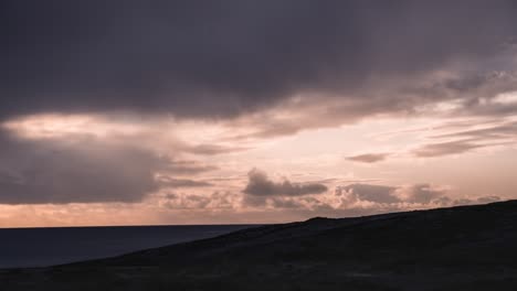 Rosa-Und-Violetter-Sonnenuntergang-über-Dem-Meer