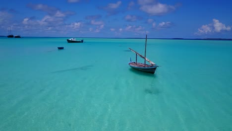 orbitar alrededor de los barcos de pesca en aguas cristalinas de filipinas